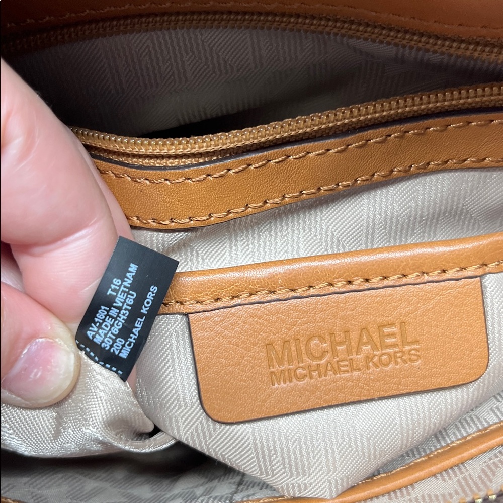 1184 Michael Kors lazer cut tote and wallet set 259031184 - Picture 7 of 16